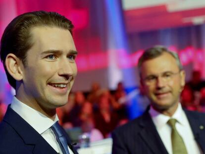 El conservador Sebastian Kurz sonríe junto al nuevo líder de la ultraderecha, Norbert Hofer, antes de un debate electoral en Viena el 22 de septiembre.