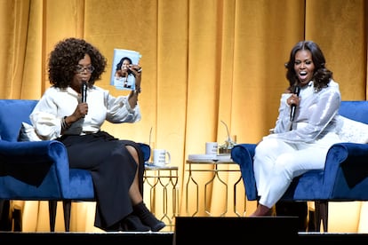 Michelle Obama, derecha, con Oprah Winfrey, el 14 de noviembre de 2018, en una de las paradas de su gira de presentación de 'Mi historia'.