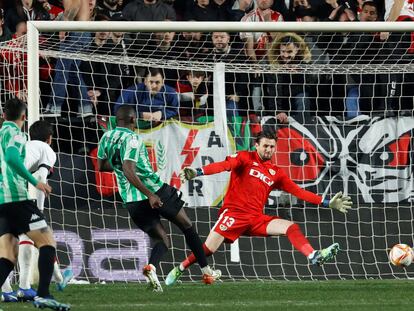 William Carvalho remata a puerta y marca el segundo gol del Betis al Rayo Vallecano en el partido de ida de las semifinales de la Copa del Rey..