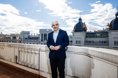 Carlos Nuñez posa para la entrevista.