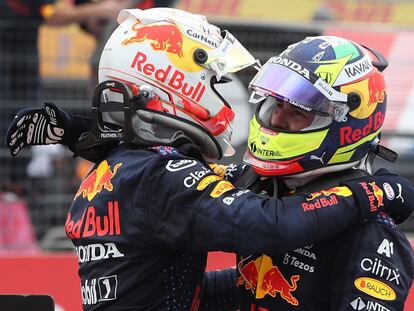 Verstappen y Checo Pérez celebran tras el GP de Francia.