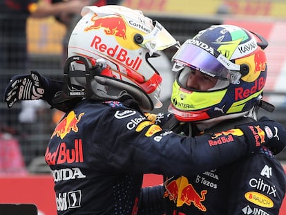 Verstappen y Checo Pérez celebran tras el GP de Francia.