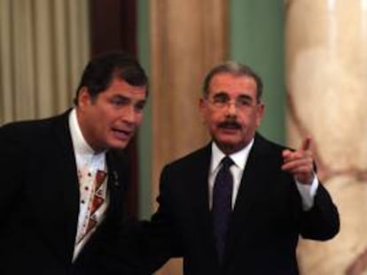 El presidente ecuatoriano, Rafael Correa (i), participa en compañía de su homólogo dominicano, Danilo Medina (d), durante una rueda de prensa en el Palacio Nacional en Santo Domingo (República Dominicana).