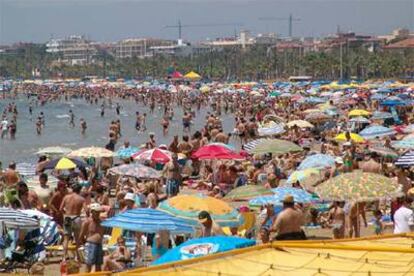 Una playa de Salou, atestada de veraneantes.