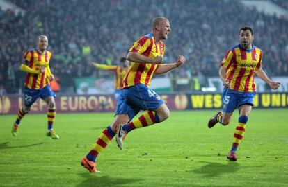 Senderos celebra el tercer gol del Valencia