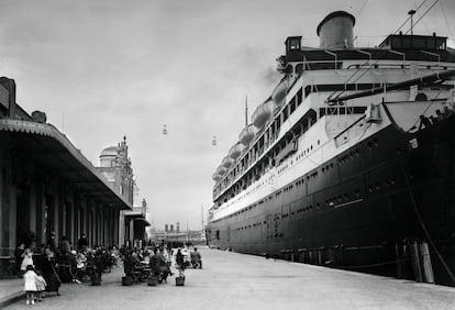 A l'inici del segle XX, els vaixells de passatgers adquireixen grans dimensions. Els transatlàntics més prestigiosos són rebuts amb gran expectació als ports. Aquests mastodonts repliquen l'estructura social en miniatura, ja que separen els passatgers segons el seu estatus: els rics van en primera classe; els turistes, en segona; els emigrants i els més humils, en tercera.