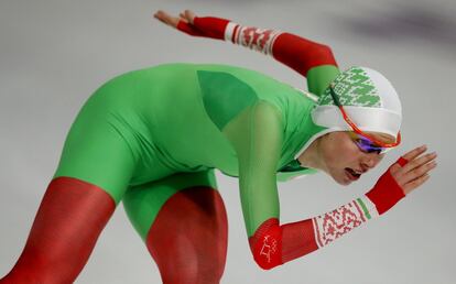 Maryna Zuyeva de Bielorrusia compite en la final femenida de 3.000 m de patinaje de velocidad, el 10 de febrero de 2018.