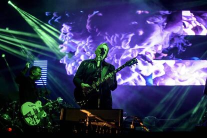 El cantante y guitarrista de New Order, Bernard Sumner, durante el concierto de Bilbao.