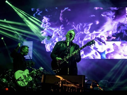 El cantante y guitarrista de New Order, Bernard Sumner, durante el concierto de Bilbao.