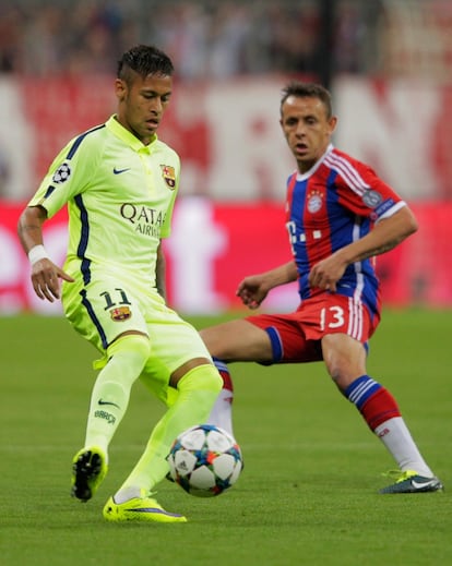 Neymar controla la pilota davant la mirada de Rafinha.