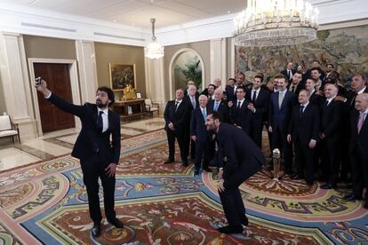 El rey Felipe VI y el equipo de baloncesto del Real Madrid se hacen un autorretrato el 6 de marzo de 2017 en la audiencia en el palacio de la Zarzuela a los ganadores de la 81ª edición de la Copa del Rey.