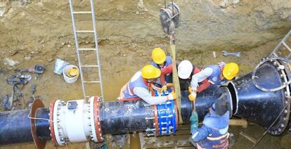 Trabajos construcción de red de abastecimiento agua potable a la población.