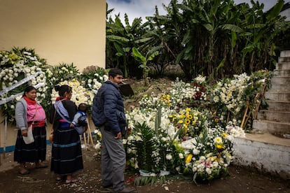 Una familia tzotzil observa la tumba del párroco indígena.