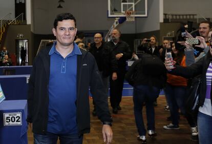 O juiz Sergio Moro, responsável pela condução da operação Lava Jato na 1ª instância federal, foi aplaudido por eleitores ao votar em Curitiba. 