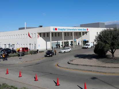 Automóviles se encuentran estacionados en la puerta del Hospital Universitario Infanta Elena ubicado en Valdemoro (Madrid) donde un hombre con patologías previas ha fallecido con coronavirus, en Madrid (España.