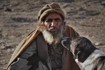  Este hombre que calcula que tiene en torno a 80 años y que lleva décadas consumiendo droga, afirma que los ojos no le dejan de sangrar. Vive en una colina, como muchos otros drogadictos, del barrio de Sarai Shamali de Kabul. 