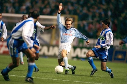 Giovanella, del Celta, protege balón ante Víctor, medio del Deportivo