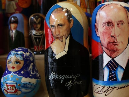 Matrioskas con la imagen del presidente Putin, a la venta en una tienda de recuerdos rusos en Atenas, este lunes.