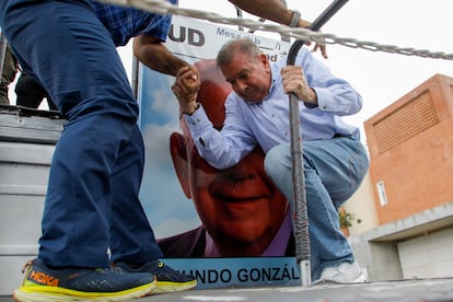 Edmundo González sube a un camión para una protesta contra los resultados oficiales en Caracas.
