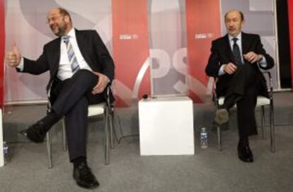 Rubalcaba (derecha), junto al presidente del Parlamento Europeo, Martin Schulz, ayer en un debate.