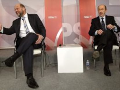 Rubalcaba (derecha), junto al presidente del Parlamento Europeo, Martin Schulz, ayer en un debate.