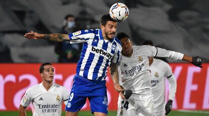 El delantero del Alavés Joselu salta por el balón con Casemiro.