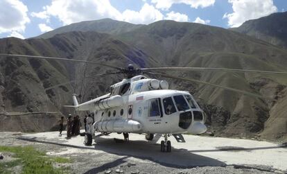 Un helicóptero del UNHAS lleva asistencia a un pueblo remoto en las altas montañas de Afganistán.