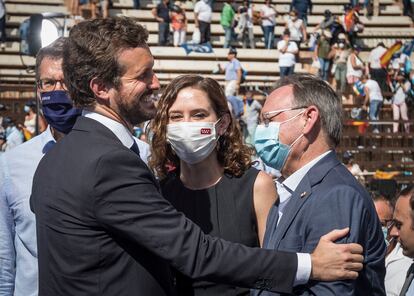 Pablo Casado junto a  Isabel Díaz Ayuso y el presidente de la Xunta de Galicia, Alberto Núñez Feijóo, en acto de clausura de la Convención Nacional del PP, este sábado en la Plaza de Toros de Valencia.