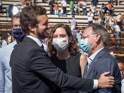 Pablo Casado junto a  Isabel Díaz Ayuso y el presidente de la Xunta de Galicia, Alberto Núñez Feijóo, en acto de clausura de la Convención Nacional del PP, este sábado en la Plaza de Toros de Valencia.