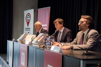 Desde la izquierda, Juan Miguel Hernández (presidente CBA), Carlos Andradas (rector UCM) y Antonio López (director Ediciones Complutense), en la presentación del sello en el Círculo de Bellas Artes.