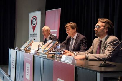 Desde la izquierda, Juan Miguel Hern&aacute;ndez (presidente CBA), Carlos Andradas (rector UCM) y Antonio L&oacute;pez (director Ediciones Complutense), en la presentaci&oacute;n del sello en el C&iacute;rculo de Bellas Artes.