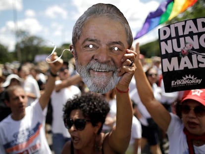 Mulher mostra máscara do ex-presidente Lula durante ato contra golpe de 64.