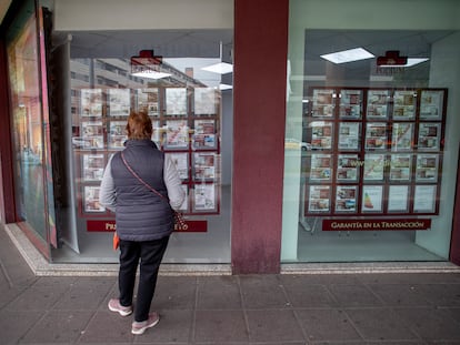 Una mujer mira los anuncios de compra venta de pisos en una inmobiliaria de Sevilla este viernes.