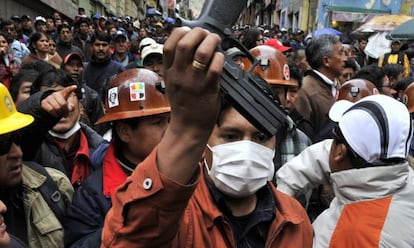 Un obrero muestra un arma durante una protesta en La Paz.