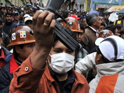 Un obrero muestra un arma durante una protesta en La Paz.