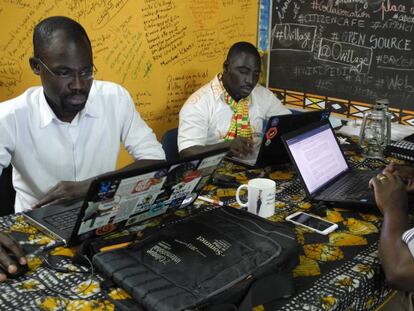 Imagen de Ovillage, espacio de innovación en Abiyán. De izquierda a derecha, Florent Youzan, Cyriac Gbogou y Antoine Mian.