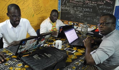 Imagen de Ovillage, espacio de innovación en Abiyán. De izquierda a derecha, Florent Youzan, Cyriac Gbogou y Antoine Mian.