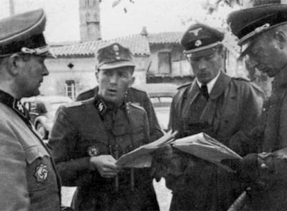 Los oficiales de la división Das Reich de las SS Kampie, Krag y Stuckler con su general, Heinz Lammerding, en Francia.
