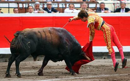 El Juli entra a matar su segundo toro.