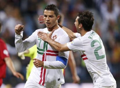 Cristiano recibe la felicitación de Postiga tras su gol ante Luxemburgo.