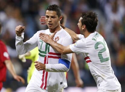 Cristiano recibe la felicitaci&oacute;n de Postiga tras su gol ante Luxemburgo.