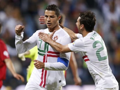 Cristiano recibe la felicitaci&oacute;n de Postiga tras su gol ante Luxemburgo.