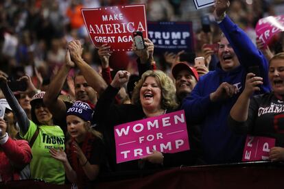 Una multitud aclama al candidato a la presidencia, Donald Trump, en un mitin en Cleveland, Ohio (EE UU) el 22 de octubre.