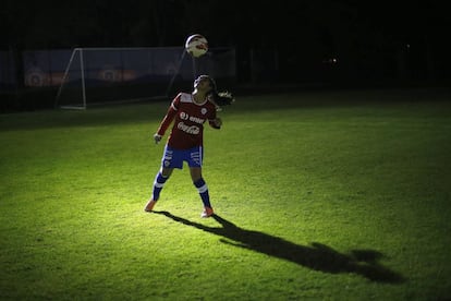 Daniela Pardo, capitán del equipo nacional de fútbol femenino de Chile, entrena en Santiago.