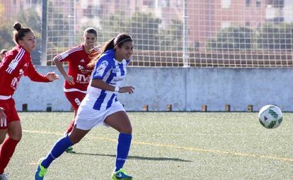 La mexicana Rangel durante su primer partido en la liga femenina