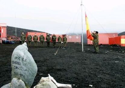 Miembros del Ejército de tierra arrían la bandera en la base antártica española Gabriel de Castilla.