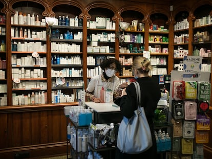 Interior de una farmacia de Barcelona.