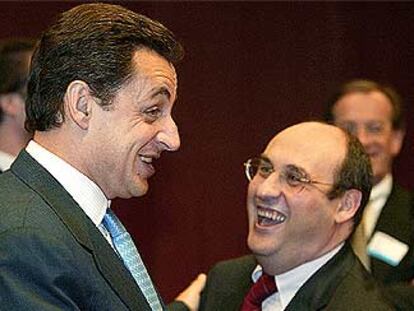 El ministro francés de Interior, Nicolas Sarkozy (izquierda), habla con el comisario António Vitorino ayer.
