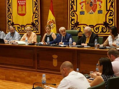 Carlos Ruipérez, en el centro con corbata azul, en el pleno del pasado jueves. A su derecha, Juan José González, que le sustituye como alcalde en funciones. 