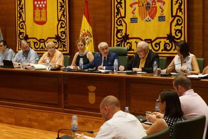 Carlos Ruipérez, en el centro con corbata azul, en el pleno del pasado jueves. A su derecha, Juan José González, que le sustituye como alcalde en funciones. 